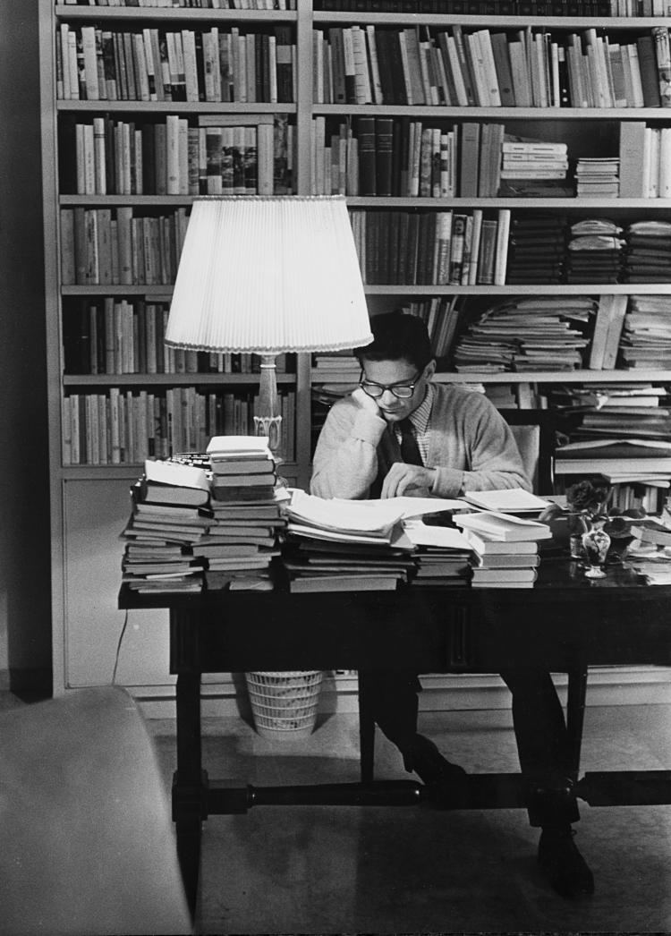 CaioDia36798182's tweet photo. Pier Paolo Pasolini na biblioteca de sua casa, anos 60, Roma. https://t.co/O8GkhruPGB