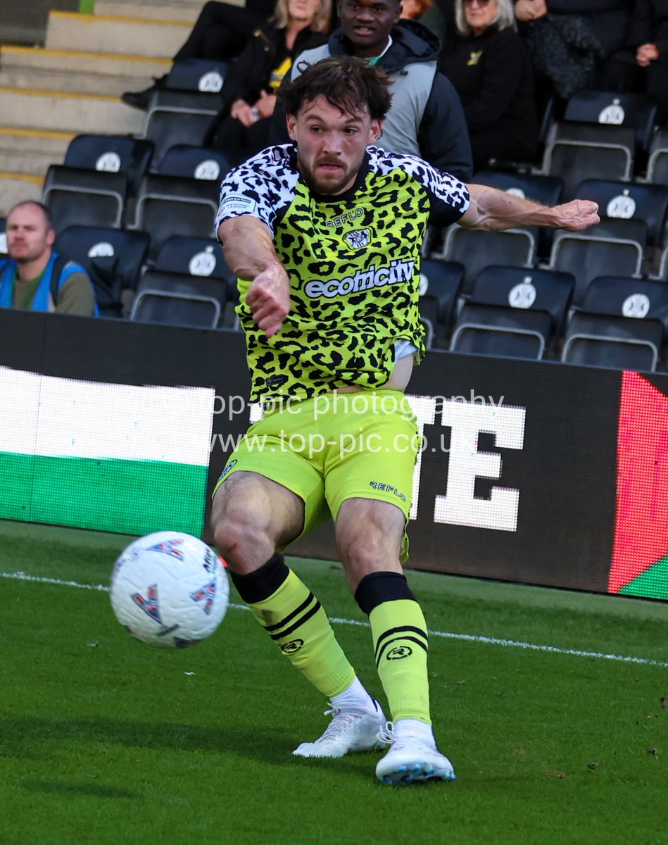 toppiccouk's tweet photo. (2/3) @FGRFC_Official 2 v 4 @Official_HUFC in the @NL_Enterprise on 10/10/26 #freelance #sports #photogrpher all images copyright #getintouch for use, prints, event booking - https://t.co/haqx48PIxT https://t.co/JydftCFu2X