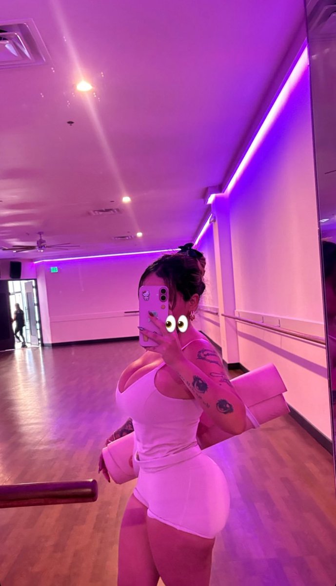 RealAlvaJakrev's tweet photo. Is this f**ckin outfit good for this derm location 😘😉😏🤔 https://t.co/FeNzgJu7yA