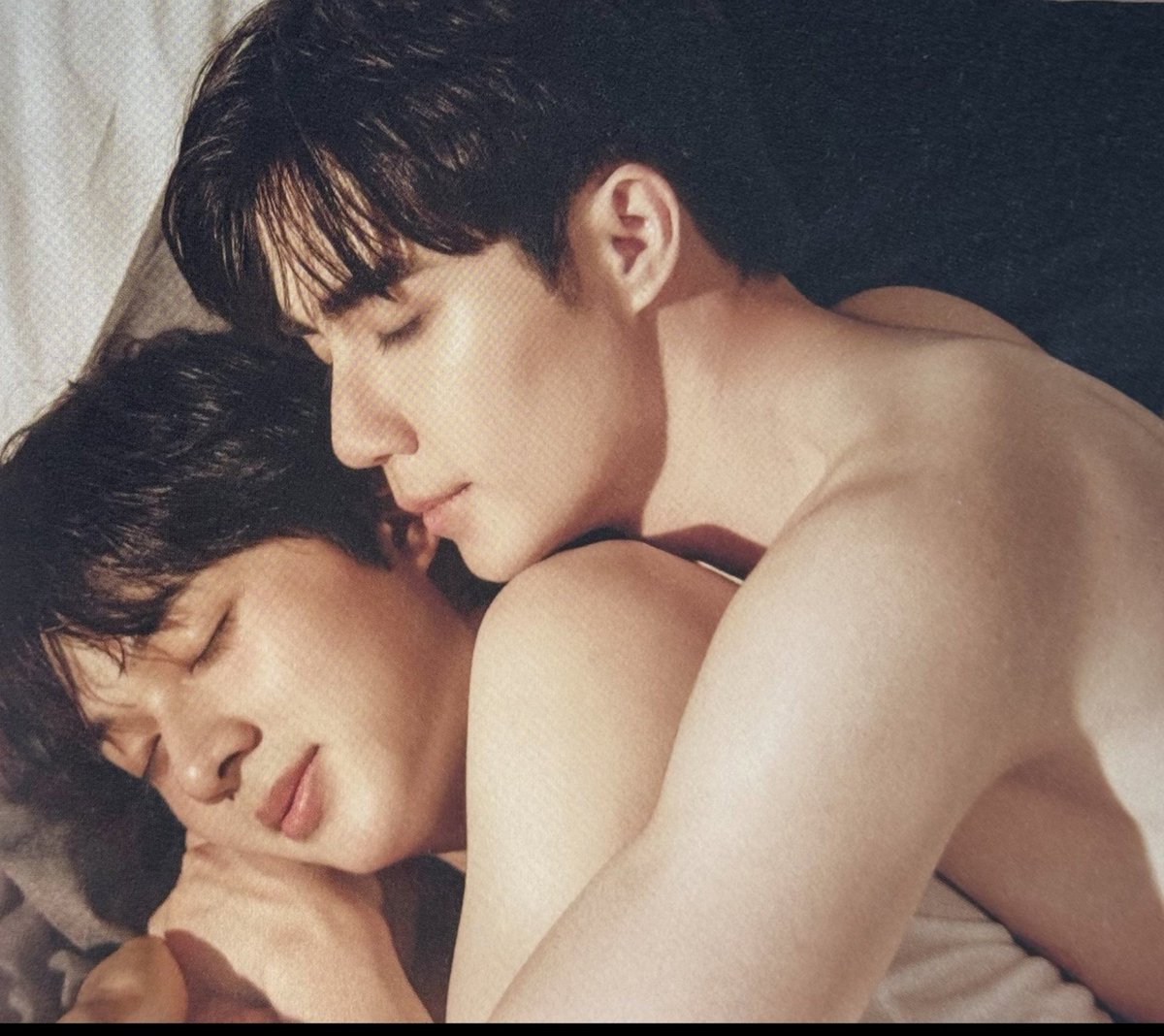 MelRam_01's tweet photo. 🌊 Nhu's face pops up on my mind all the time. Nhu would answer sleeping...

And Zee Pruk ever did answer:

📝 If NuNew stays in bed all day on a day off, what would P'Zee do?

🌊 (We'll) sleep together until (we) naturally wake up

I do hope there'll be a day off that they can spend all day together in bed🫠🥰
#ZeeNuNew
