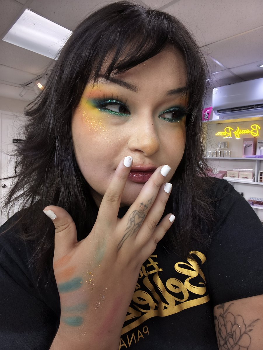 zunzeroz's tweet photo. The beauty school look 4 today. Sorta like a bird 🦜 Or a sunset perhaps 🌅 https://t.co/Zzra62edKT