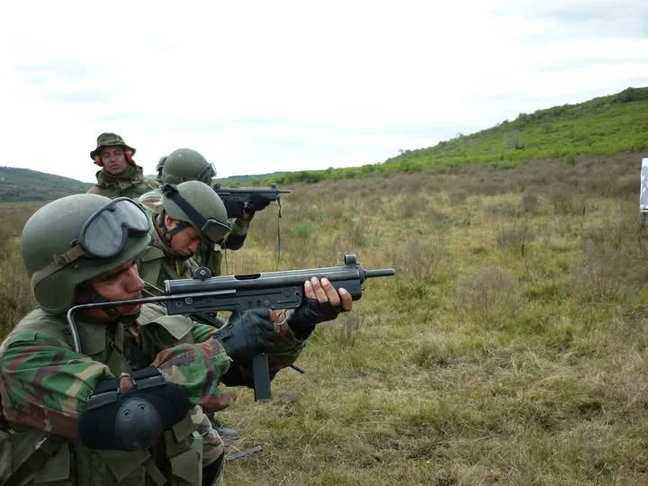trip_to_valkiri's tweet photo. Uruguayan Troops armed with Argentinian FMK-9 SMGs, 2010s period. https://t.co/Dm7fGN2Vap