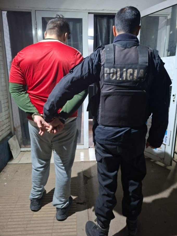 mauroszeta's tweet photo. 🚨 FEMICIDIO EN ROSARIO: EX POLICÍA MATÓ A LA PAREJA Y DEJÓ EL CUERPO EN UNA VALIJA
- El asesino estaba condenado por narco.
- Bárbara Aragón estaba desaparecida desde el sábado. https://t.co/dDkehLPddu