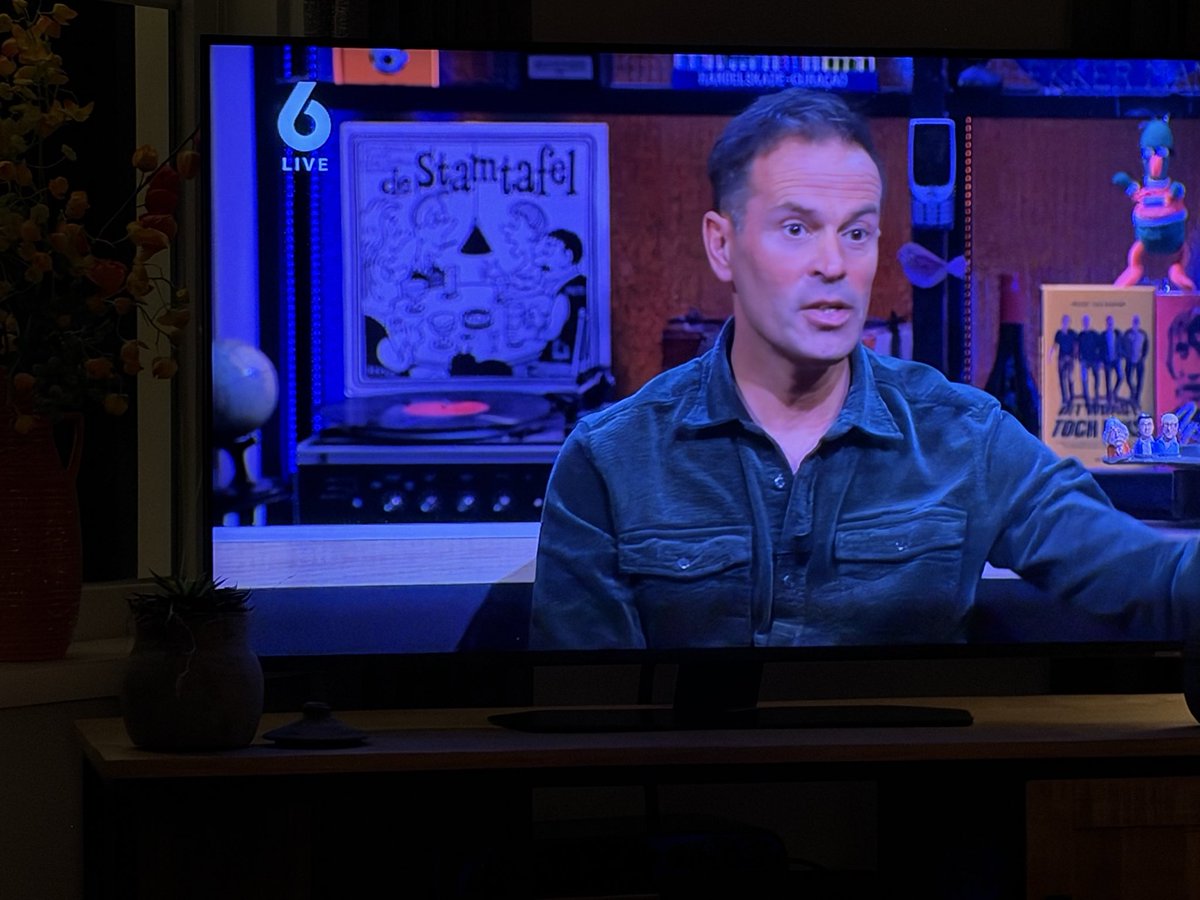 ericbats's tweet photo. Jammer dat ze bij #vandaaginside de verkeerde elpee in het decor hebben gezet @sbs6 #ronddestamtoavel https://t.co/di5Vk2c2Hf