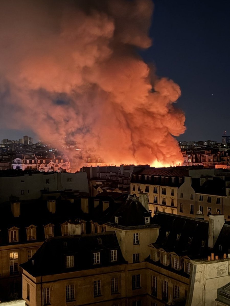 Allonsy_France's tweet photo. Le #Marché des #EnfantsRouges, plus vieux marché couvert de Paris et classé monument historique, a été RAVAGÉ par un violent #incendie cette nuit. Situé dans le 3ᵉ arrondissement, il est « totalement détruit », selon les pompiers https://t.co/dP1bCPW5x3