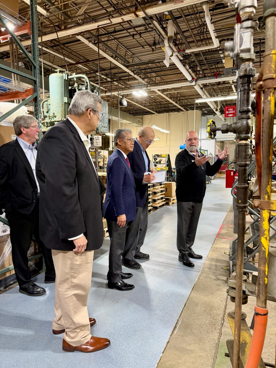 ComEd's tweet photo. Today we joined Richardson Electronics in La Fox, IL, to announce the company's manufacturing expansion and plans for what is expected to be Illinois' largest commercial battery energy storage system.

As Illinois works to meet growing energy demand, projects like this can help strengthen reliability, support clean energy integration, drive innovation, and expand local manufacturing. ⚡🔋 Learn more: https://t.co/z52nQNIjNt