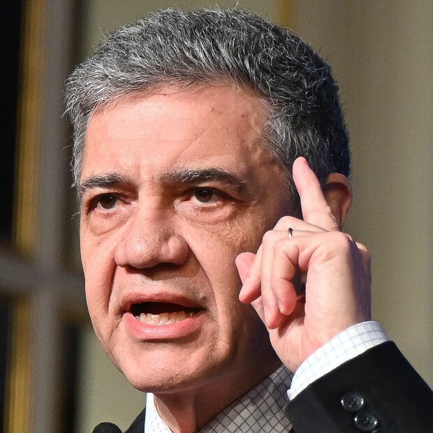 clarincom's tweet photo. JORGE MACRI EVALÚA NO DESDOBLAR LA ELECCIÓN PORTEÑA EN 2027

Además, el jefe de Gobierno dijo que recién en marzo se podría discutir una alianza con La Libertad Avanza (LLA).

Declaraciones a Radio Rivadavia

"No está definido todavía, no lo sé. Es un proyecto del Ejecutivo que se manda al Legislativo. No lo sé todavía, pueden ser antes, pero la última del Ejecutivo (2023) fue coincidiendo con la Nacional, así que es probable que sea al mismo tiempo. Hay que hablarlo con las otras fuerzas".

"El marco de empezar a discutir alianzas es en marzo del año que viene. Es siempre un tema de conversación, pero falta todavía. Estoy muy enfocado en la gestión, si te distraes mucho pensando en lo electoral, se te van los días".

Sobre la suspensión de las PASO: "Las cuestiones electorales no hay que discutirlas para las elecciones que vienen".

(+) en Clarín: https://t.co/FmyP9fayvh