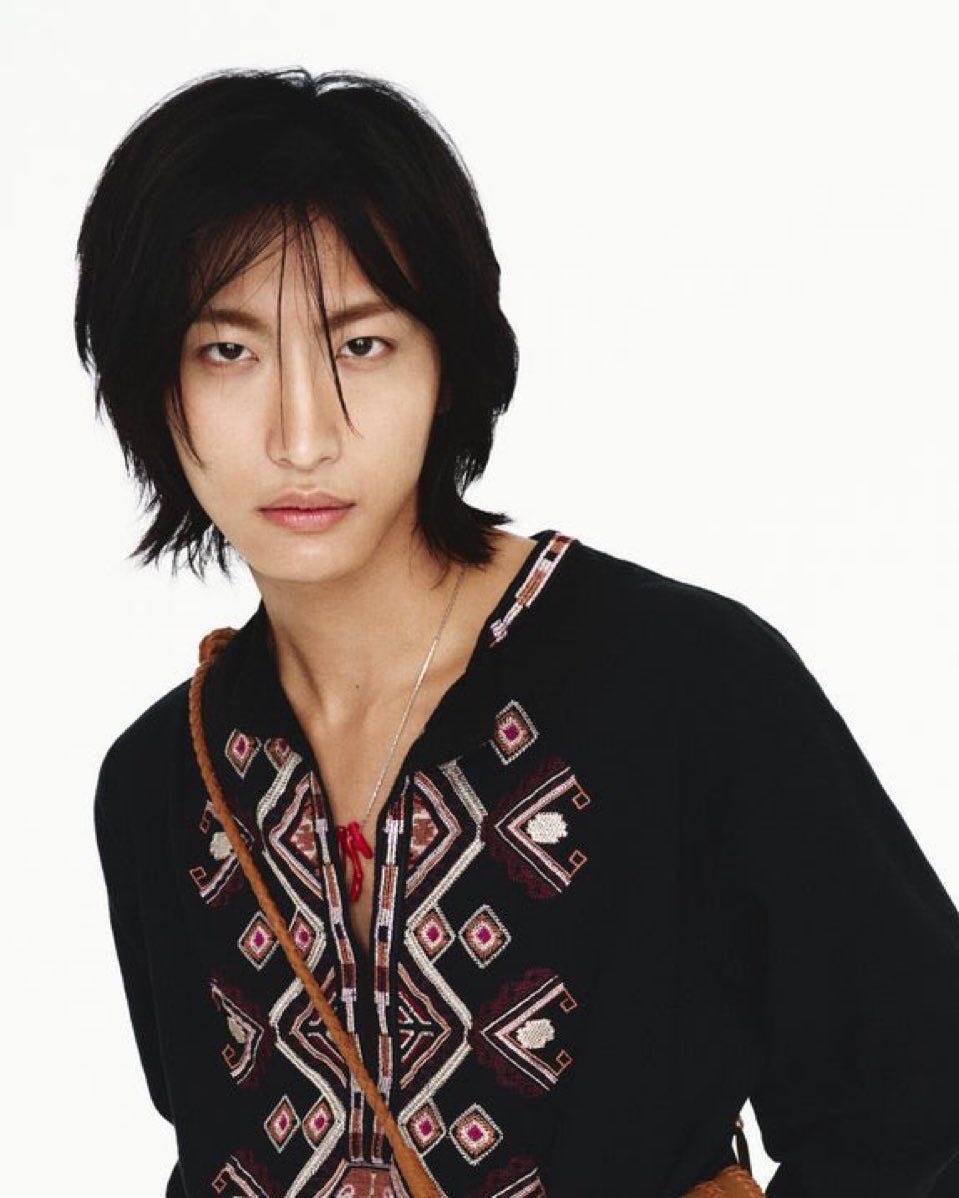 soobreadhwa's tweet photo. still one of my favorite seonghwa photoshoots the way it truly captures and focuses on the beauty of his gorgeous natural features mmmmfaawwwk https://t.co/D2koUmuWyW