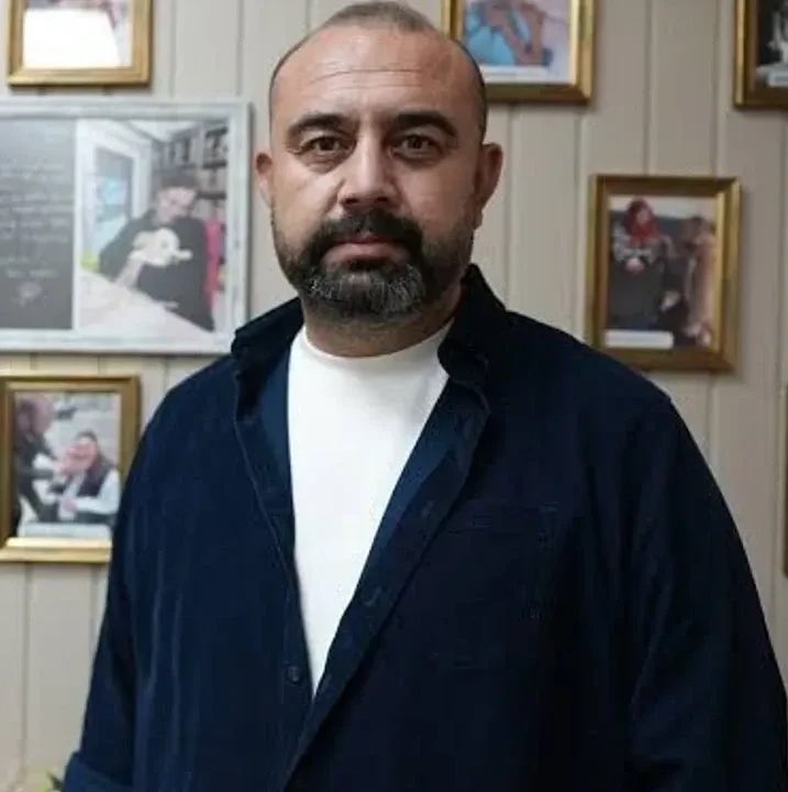 HypeOnHaber's tweet photo. Temizlik videolarıyla tanınan ve sonrasında İslamiyet’e yönelerek kendisini hayır işlerine adamış gibi gösteren Cem Özkök ile 'Ankara Abisi' olarak bilinen Yasin Oyanık hakkında ciddi iddialar gündeme geldi. 

İddialara göre, şahısların banka hesapları ve kurdukları dernekler aracılığıyla kara para aklandığı, bu paraların büyük bir kısmının ise yurt dışına kaçan İslami örgütlere ait olduğu öne sürülüyor. 

Ayrıca Cem Özkök ve Yasin Oyanık kendi aralarında gerçekleştirdikleri banka transferlerinin toplam tutarının 2 milyar TL’yi aştığı belirtiliyor.