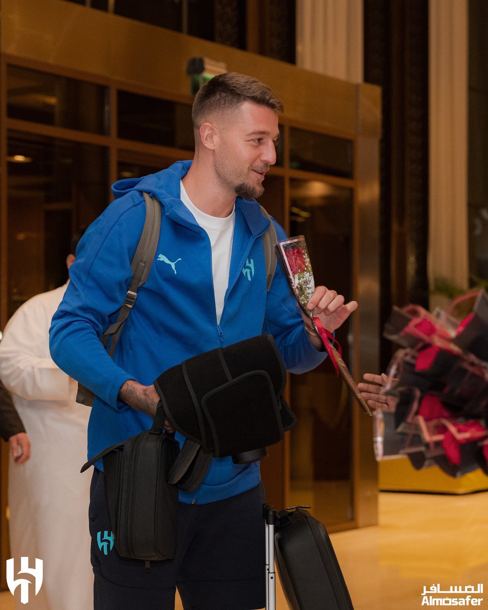 hilalstuff's tweet photo. لحظة وصول بعثة الهلال إلى قطر 🇶🇦 وسط استقبال البعثة بالورود 💙

@Alhilal_FC 📸 https://t.co/WTHdS8VRUn