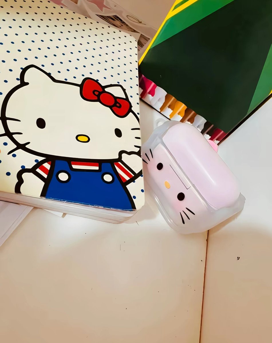 Valeriamorbi's tweet photo. Yo llevando mi cuaderno de mi colegio a mis clases de la UNI, mis dibujos de kyty son fabulosas😸 https://t.co/6ZgprDr0eL