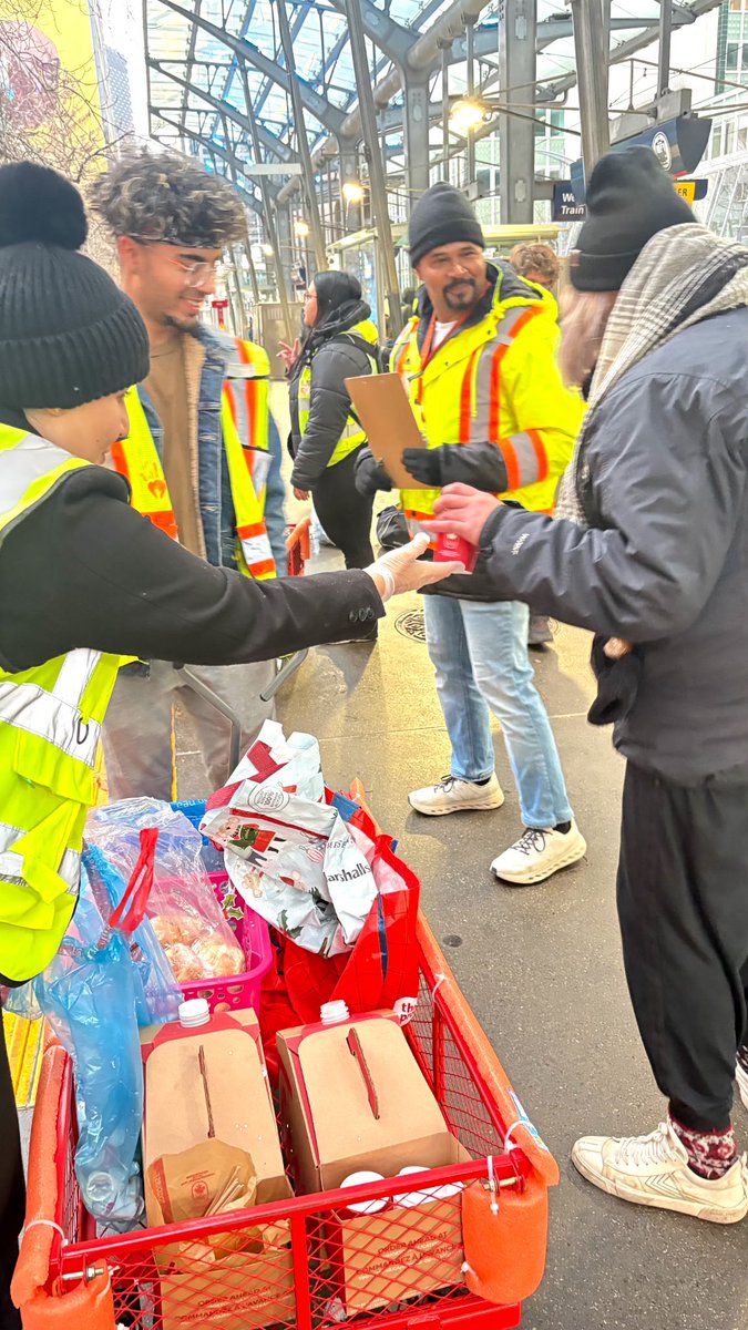 BeTheChangeYYC's tweet photo. ❤️🍁 Homelessness doesn’t take a holiday. Neither does compassion.
This Thanksgiving, BeTheChangeYYC volunteers shared hot coffee, food, and kindness with neighbours experiencing homelessness across Calgary.
Every connection matters. 🧡
https://t.co/f9H3ElEdr3
#Calgary #BeTheChangeYYC