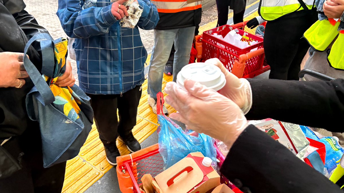 BeTheChangeYYC's tweet photo. ❤️🍁 Homelessness doesn’t take a holiday. Neither does compassion.
This Thanksgiving, BeTheChangeYYC volunteers shared hot coffee, food, and kindness with neighbours experiencing homelessness across Calgary.
Every connection matters. 🧡
https://t.co/f9H3ElEdr3
#Calgary #BeTheChangeYYC