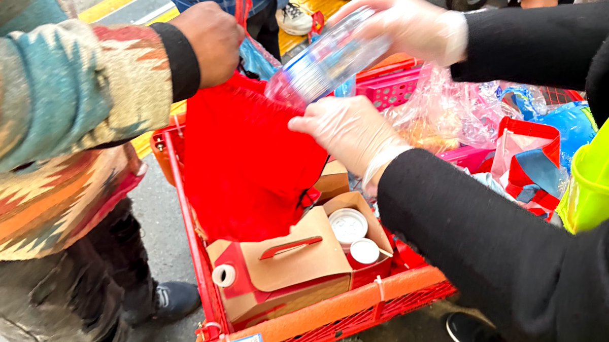 BeTheChangeYYC's tweet photo. ❤️🍁 Homelessness doesn’t take a holiday. Neither does compassion.
This Thanksgiving, BeTheChangeYYC volunteers shared hot coffee, food, and kindness with neighbours experiencing homelessness across Calgary.
Every connection matters. 🧡
https://t.co/f9H3ElEdr3
#Calgary #BeTheChangeYYC