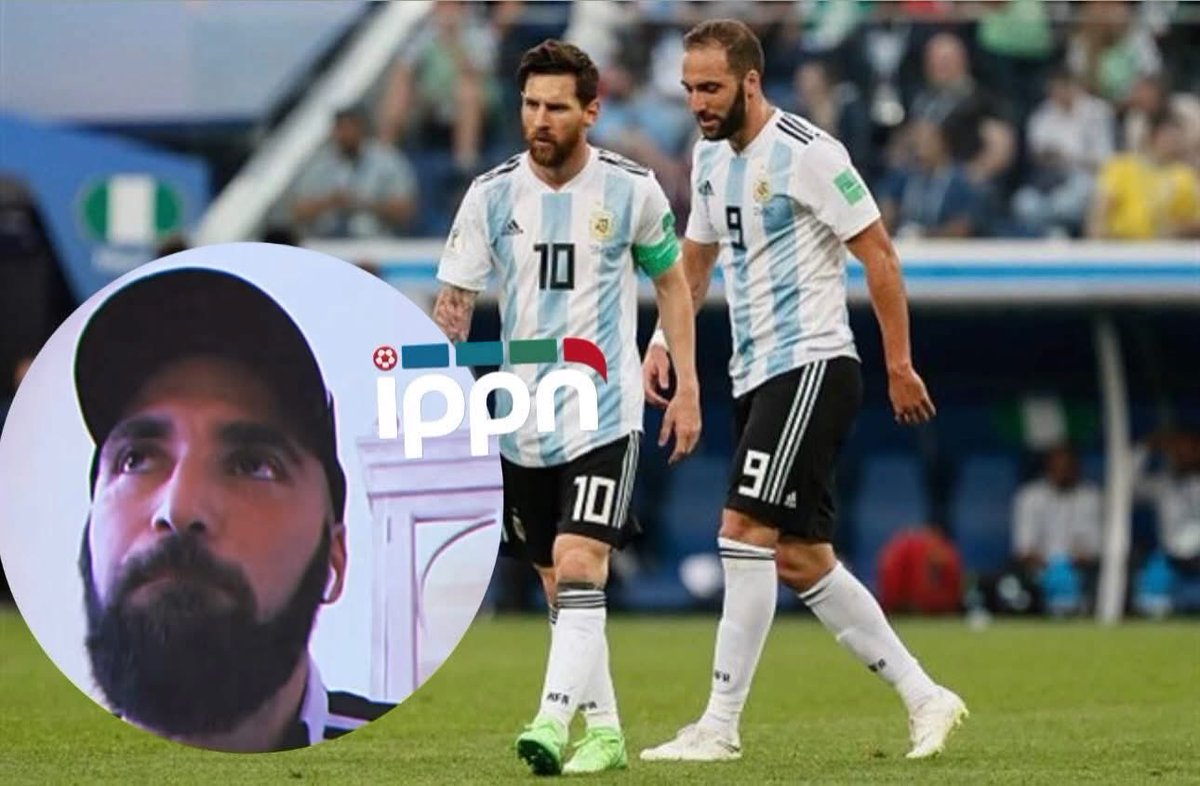 GOA10T's tweet photo. 🗣️غونزالو هيغواين:

عندما خسرنا نهائي كأس العالم 2014، لم يتحدث معي أحد في غرفة الملابس. 

جلستُ صامتًا، أشعرُ أن العالم بأسره يُلقي باللوم عليّ. 

نظر إليّ بعض زملائي في الفريق بغضب، وشعرتُ بثقل الذنب على كتفي

اقترب مني ميسي وعانقني وقال:

لا بأس، هذه هي كرة القدم، لقد وصلنا إلى النهائي، نحن الأبطال.

بعدها، سمعتُ أن المدرب لم يُرِد عودتي إلى المنتخب الوطني

تدخل ميسي وتحدث إلى المدرب وقال: 

ليس ذنبه، في كرة القدم، نخسر جميعًا معًا، لا أحد كامل، فأعادني المدرب إلى الفريق.

لولا ميسي، لكنتُ ما زلتُ أشعر بالذنب اليوم، أنا سعيد جدًا بفوزه بكأس العالم، لقد استحقها بجدارة، قلبه كبير جدًا.