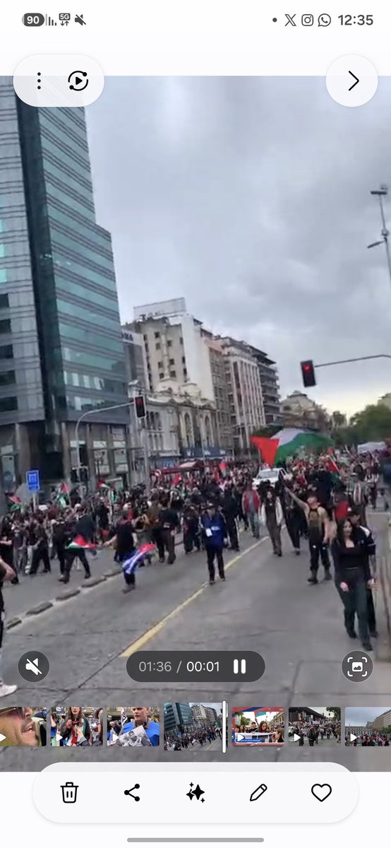 peleg_lewi's tweet photo. Estos jóvenes que marchan con la bandera de #Iran recuedan que 40,000 mil  manifestantes fueron masscrados hace algunos meses  por el gobierno islamista de ese pais solamente por manifestar?
Está mujer alzando la bandera del régimen de los fanáticos le importa que en Teheran iría  a la carcel por mostrar su cabello?
Que falta de moral , que tristeza por esta gente motivada por odio y falta de pensamiento
