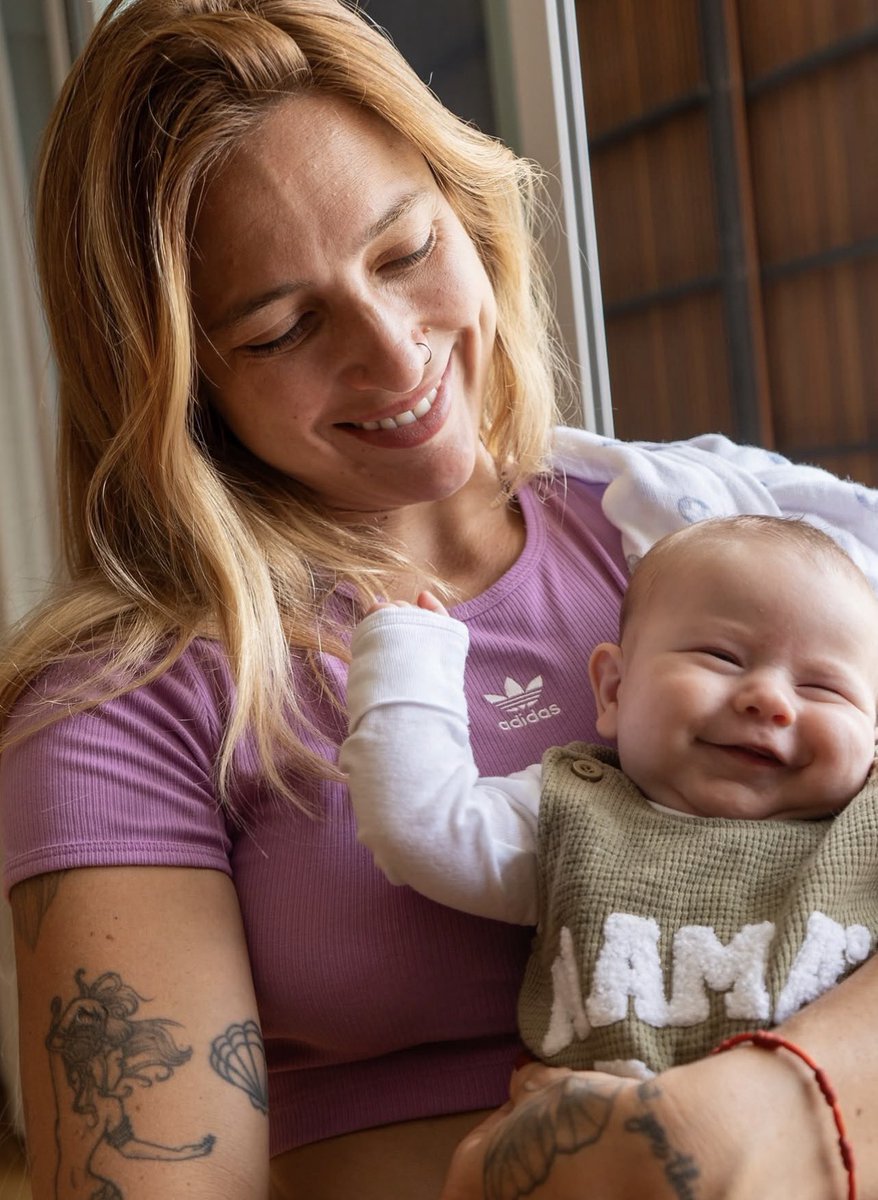 LauanaPrado's tweet photo. A menina que eu fui sonhava um mundo inteiro… E entre tantos sonhos, havia um que eu ainda não sabia o tamanho: ser mãe.

Hoje, no primeiro Dia das Crianças do meu filho Dom, apresento a vocês o rostinho de um sonho que agora vive nos meus braços. Meu filho, que chegou para fazer o amor crescer e a vida florescer com mais cor e sentido.

Ao lado do meu amor Tati e dos nossos filhos Bento e Dom, vejo meus sonhos ganharem casa, risadas, beijos e abraços. Nossa família, nosso amor, nosso lugar no mundo.

Feliz Dia das Crianças pra vcs, pros nossos meninos e pra menina que ainda vive em mim. Hoje, ela também sorri e celebra com muita gratidão à Deus a vida do maior amor que já senti. 🩵✨