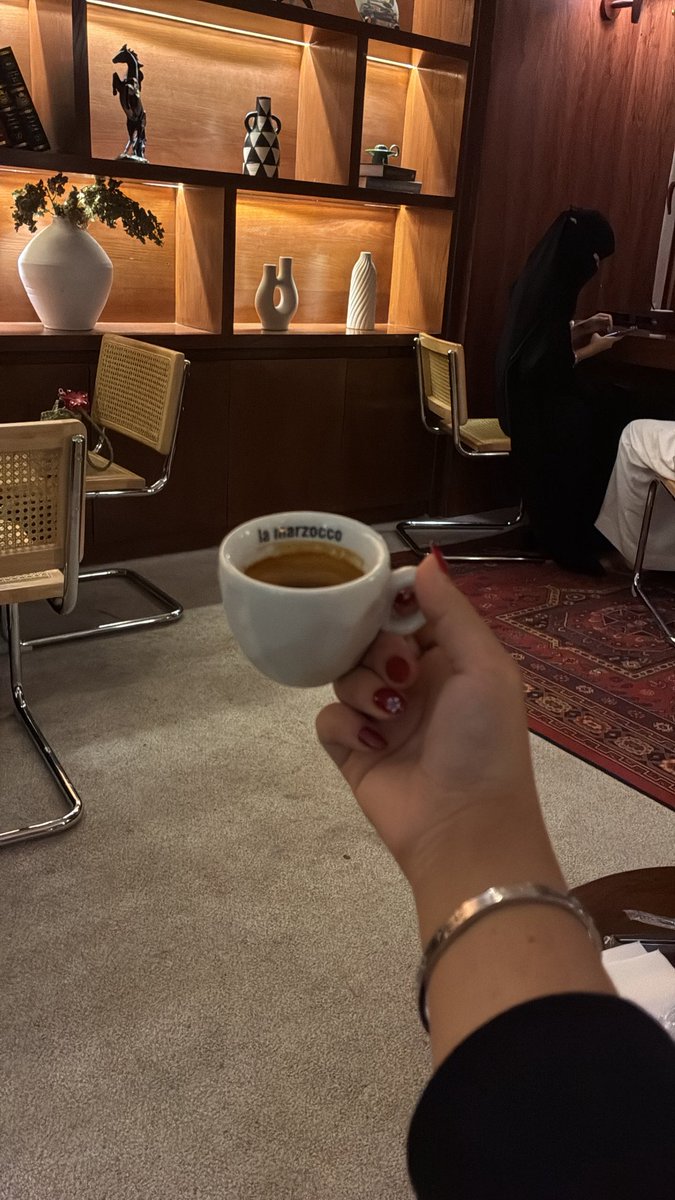 u4l82s's tweet photo. سويت اضافرييي بس ناقصها أشياء بسيطه
مثل احد يمدحها ويبوسها❤️☹️ https://t.co/y0Elu8EIFN