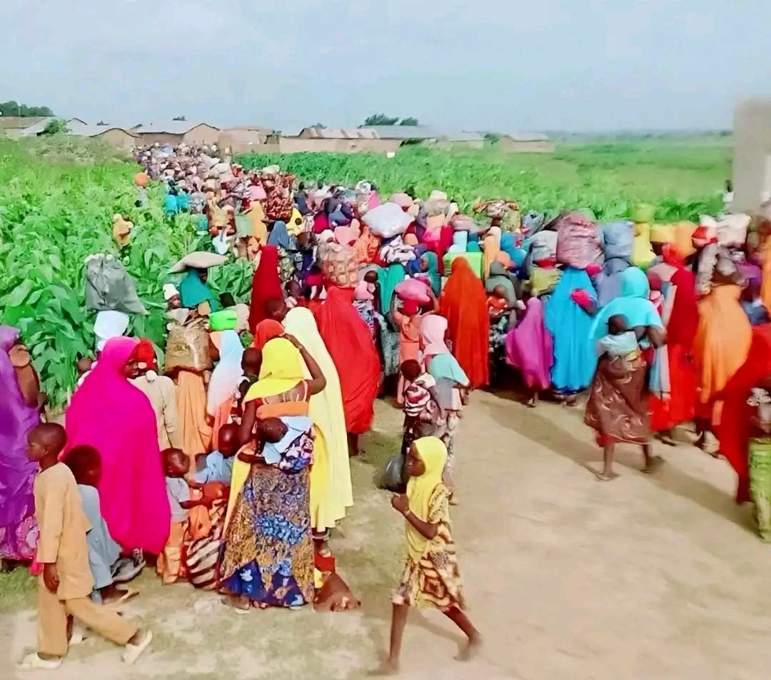 DanKatsina50's tweet photo. BREAKING: This afternoon, residents of Tungar Haki community in Talata Mafara LGA, Zamfara State, are fleeing their homes over fears of a bandit attack following the reported withdrawal of soldiers deployed to protect them.

Residents are now worried about their safety, fearing that the community could be exposed to attacks in the absence of the troops.

Who will protect these residents if the soldiers are no longer there?