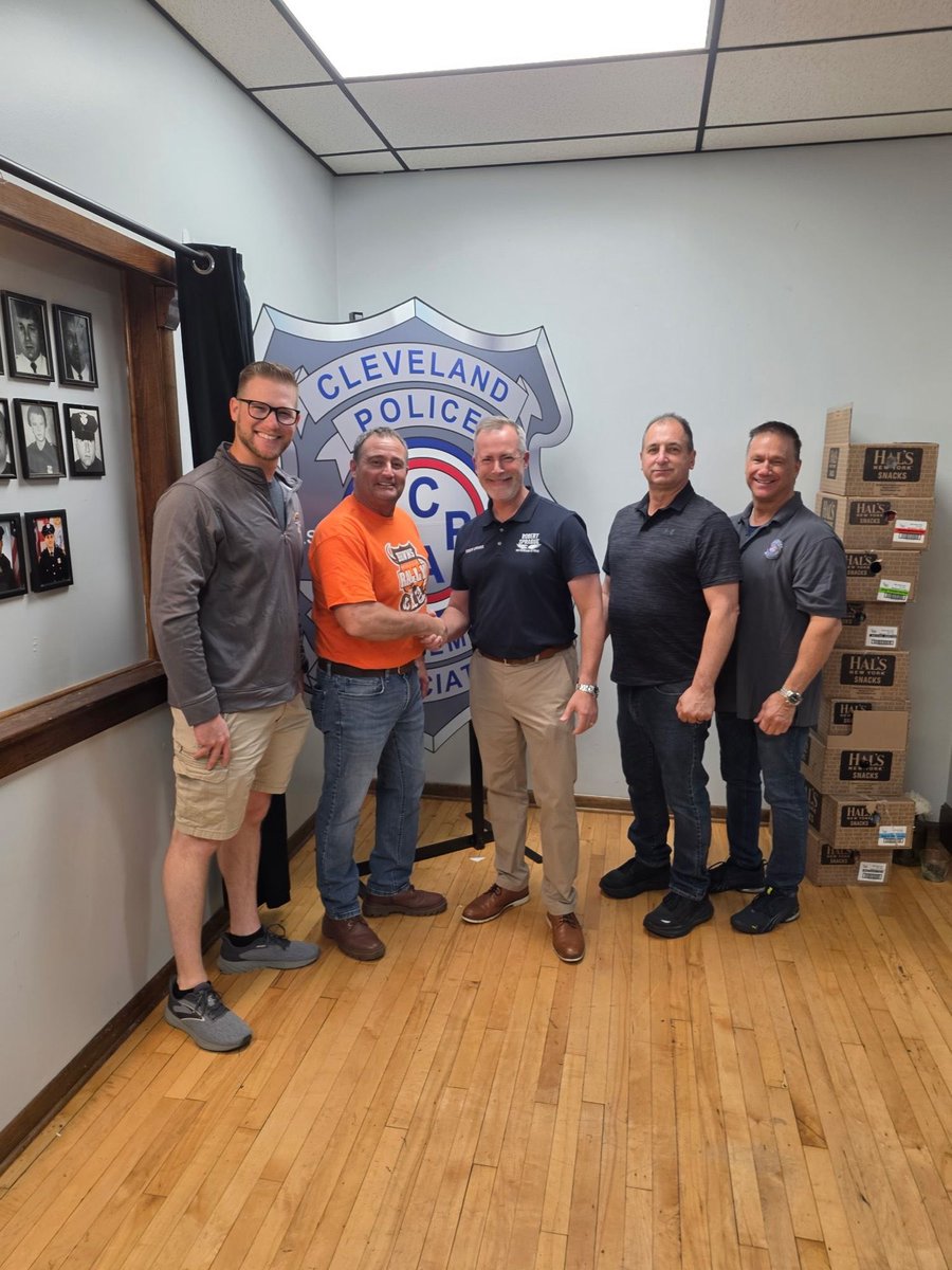 RobertCSprague's tweet photo. We’ve been busy on the trail talking to voters!

-Door to door with Mike Kahoe in Cuyahoga Falls
-Cleveland Police Patrolmen’s Association Clam Bake
-Door to door in Trumbull County with Reps. David Thomas and Nick Santucci https://t.co/eyIaNr0qY5