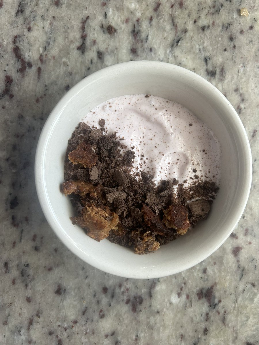 SweetlyByokui's tweet photo. Today’s yogurt bowl!
220 cals

Yogurt- 65cals
Gram cracker-30 cals
Home made cookie-100 cals https://t.co/8terZWhf5s