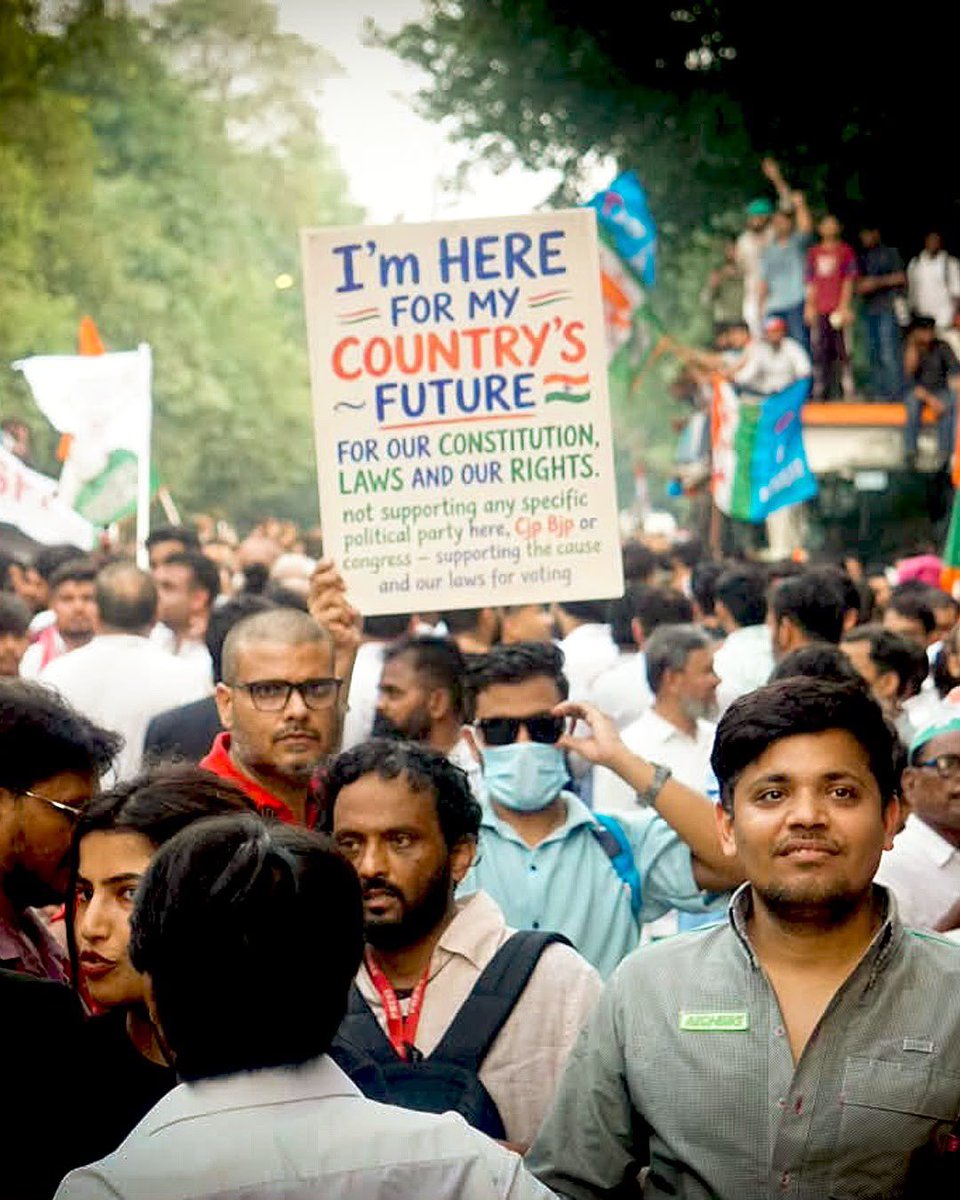 _YogendraYadav's tweet photo. The streets of Delhi were reclaimed today.

सड़कें सिर्फ़ रास्ते नहीं होतीं,
वे जनता की आवाज़ का पता भी होती हैं।

आज दिल्ली ने अपना पता फिर याद दिलाया। https://t.co/bSI9QmA1ar