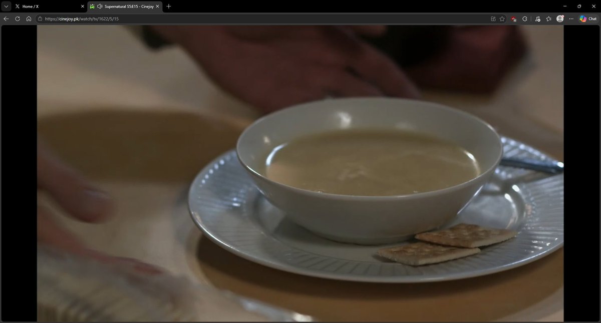 __Kiiba's tweet photo. this soup looks gross as fuck and only TWO crackers ??? ok girl https://t.co/n6fNcH2o0g