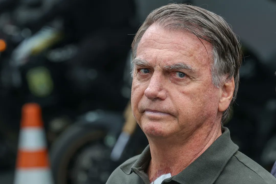 osneyosmar's tweet photo. Flávio Bolsonaro poderá reencontrar o pai, após a suspensão da punição de Moraes. Enquanto isso, a esquerda continua a atacar liberdades e direitos, mostrando que o autoritarismo nunca dorme. Até quando ficaremos em silêncio diante disso? #Liberdade #Política #Brasil https://t.co/J4vfjRTiva