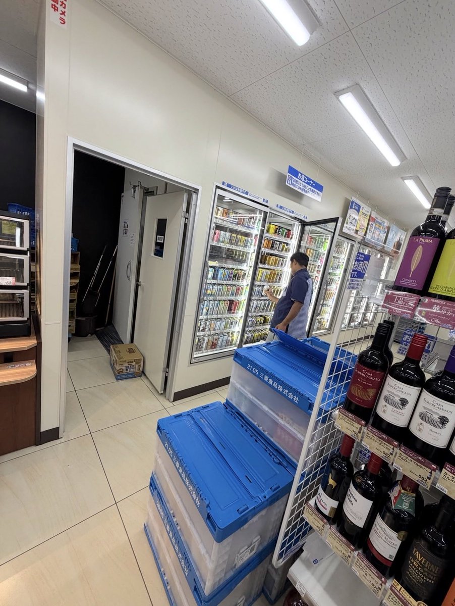 PoppinCoco3's tweet photo. 店員がムスリム外国人になったコンビニが汚すぎる。
床に段ボールとブルーコンテナが散乱し、通路が塞がれ、商品は中途半端に置かれたまま。
昔なら「ありえない」光景が普通に見られるようになってきた。
店長も本部も、現場の教育と管理を本気でやり直さないと、ブランドの信頼は確実に削れるよ。
便利さの代償がここまで来てるのは正直ヤバい。
