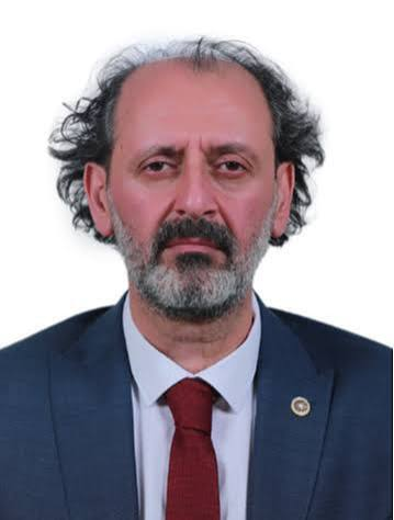 NUH_Kemal_'s tweet photo. Fetö nün Türkçe Olimpiyatlarında orkestra şefliği yaptı!
Fetö nün Samanyolu Tv de bir çok dizinin müziklerini yaptı!
Fetö nün tikindirik (!) darbe girişiminden sonra da bu sefer Nazım HİKMET in "DAVET" şiirini besteledi!
Şimdi TBMM de o güzel ağzı (!) ile İzmir Marşını vızıldadı! https://t.co/BPnBxd2GOZ