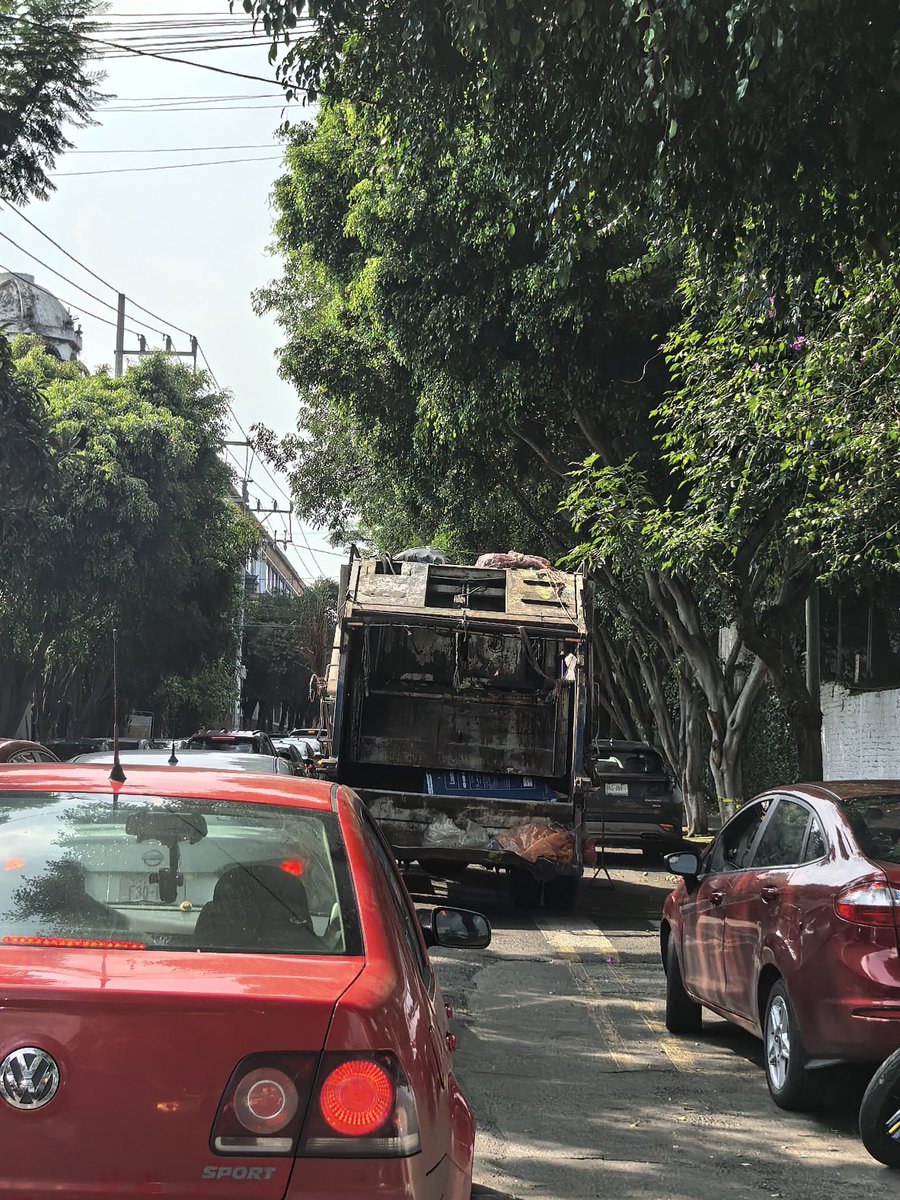 gobeanjo86's tweet photo. @TlalpanAl pongan a trabajar a su gente siendo las 2:30 de la. Tarde en una vialidad sumamanete complicada como es la calle chimalcoyoto lleva de escuelas  este camión de la basura ni está trabajando ni hace nada y el. Señor durmiendo en la cabina saben el tráfico que genera https://t.co/6Fo8lTo1Nw