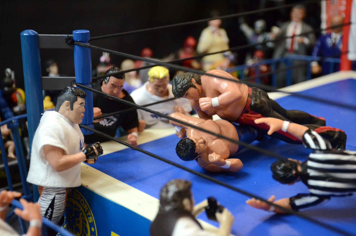 Jt6MKRGXY1swyoB's tweet photo. 1995年10月9日、東京ドーム
新日本プロレスvsUWFインターナショナル全面戦争⑤
セミファイナル
橋本真也 VS 中野龍雄

スロースターターな闘いぶりの橋本に対し、放送席のお二方はお怒りモード…
猪木「さっさと決めろ！」
マサ「詰めが甘い！」
しかし、スイッチが入った時の橋本は強い！ https://t.co/VjNiGcUiPf