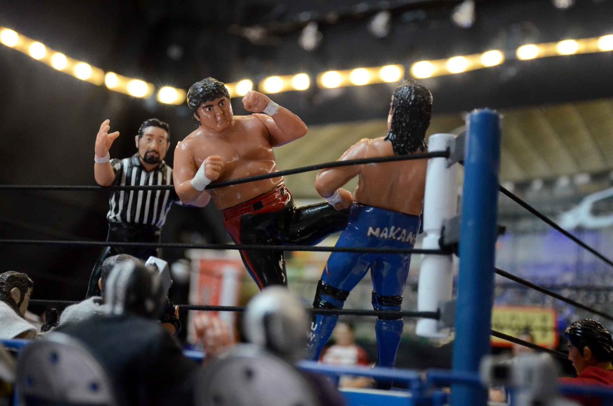 Jt6MKRGXY1swyoB's tweet photo. 1995年10月9日、東京ドーム
新日本プロレスvsUWFインターナショナル全面戦争⑤
セミファイナル
橋本真也 VS 中野龍雄

スロースターターな闘いぶりの橋本に対し、放送席のお二方はお怒りモード…
猪木「さっさと決めろ！」
マサ「詰めが甘い！」
しかし、スイッチが入った時の橋本は強い！ https://t.co/VjNiGcUiPf