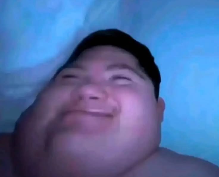 sl3ep_m's tweet photo. Estoy comiendo escondida en mi cuarto pq no le quiero compartir a mis primos https://t.co/1uy5JsLM7A