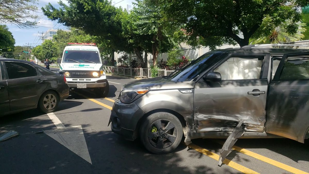 tcsnoticias's tweet photo. #TCSN | Se registró un aparatoso accidente de tránsito en el que se vieron involucrados tres vehículos. El hecho ocurrió en la 25.ª avenida Norte y 23.ª calle Poniente, San Salvador. 

 Socorristas brindaron asistencia a tres personas en el lugar. 

Fuente: Cruz Verde Salvadoreña.