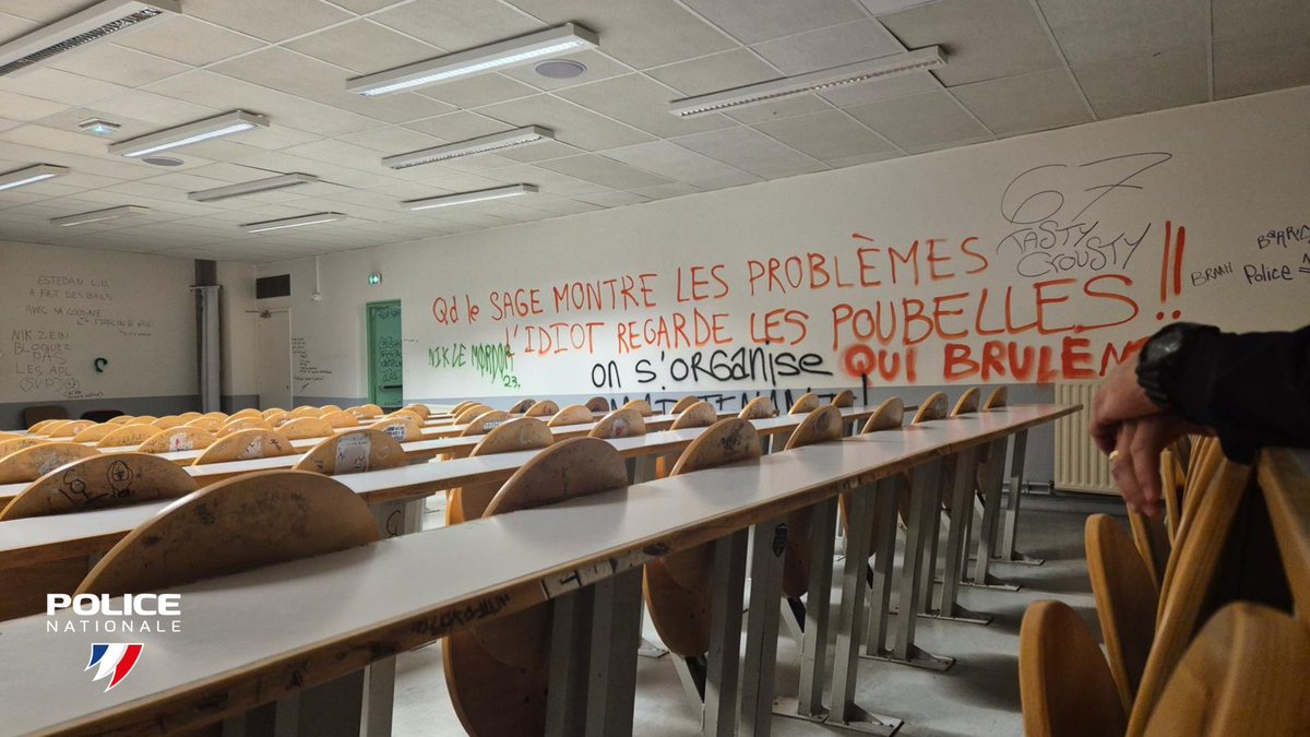 CerfiaFR's tweet photo. 🚨🇫🇷 FLASH | L’université Rennes 2 a été SACCAGÉE après trois jours d’occupation : plafonds éventrés, bureaux retournés, distributeurs détruits et vidés, murs et amphithéâtre entièrement tagués, restaurants universitaires vandalisés.

Face à l’ampleur des dégradations, la présidence a décidé de fermer les campus de Villejean et de La Harpe pour des raisons de sécurité.

L’université dénonce une « casse violente et aveugle » qui détourne la mobilisation en cours. (France 3)