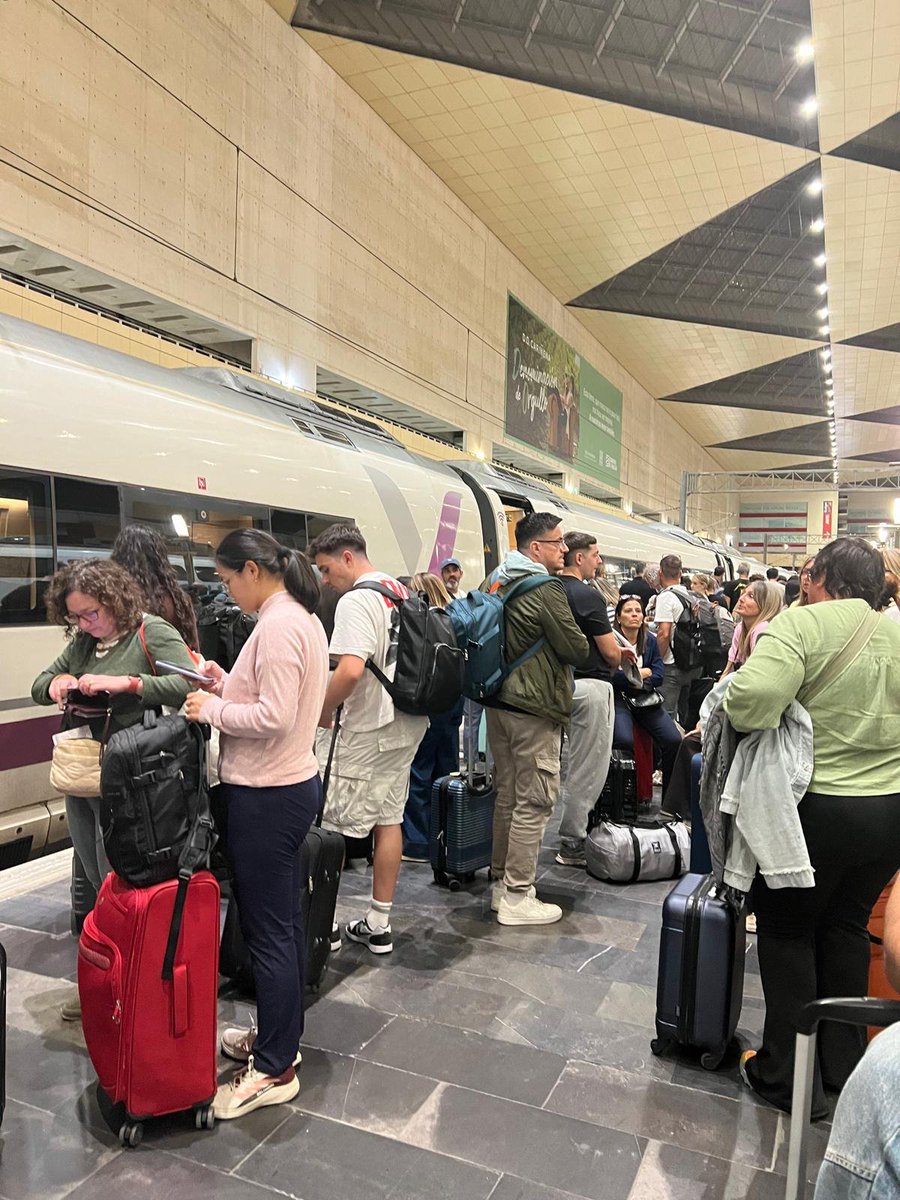 jaime_deco's tweet photo. 🚨 Pasajeros del AVE incendiado en Ricla: salieron a las 14:27 h y, a las 23:00 h, siguen atrapados en la estación de Zaragoza, esperando una solución para continuar su viaje en otro tren.

Más de 8 horas de espera y una odisea sin resolver.

@Renfe @Adif_es https://t.co/JRCrU8mUcQ