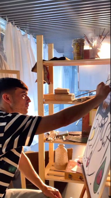 xcowboylikemel's tweet photo. AU: en donde pedri es un artista emergente y se muda a París y ferran, futbolista del psg, recibe uno de sus cuadros como regalo, se obsesiona con él e intenta descubrir quién lo pintó sin saber que es pedri. https://t.co/iAsFIDGTpV