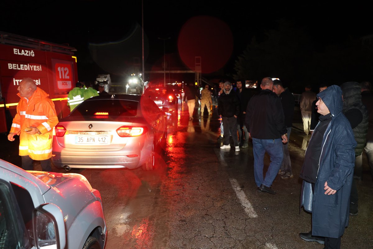 elazig_valiligi's tweet photo. Valimiz Sayın Dr. Numan HATİPOĞLU, ilimizde etkili olan yoğun yağışın ardından Yazıkonak-Yurtbaşı karayolunda meydana gelen sel nedeniyle bölgede incelemelerde bulunarak yetkililerden yürütülen çalışmalar hakkında bilgi aldı.

@numanhatipoglu https://t.co/mCQ1wsh3m0