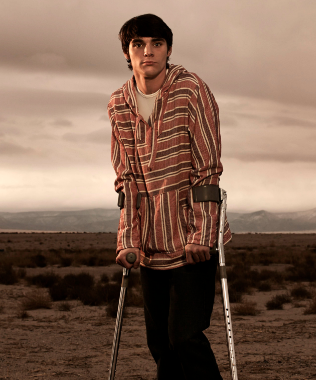 SiteJamesons's tweet photo. MEU DEUS! É com pesar que comunicamos que o ator RJ Mitte, que interpretou o Walter White Jr. na série Breaking Bad, faleceu aos 34 anos.

O ator tinha paralisia cerebral e era um ativista pelos direitos das pessoas com deficiência. Que ele descanse em paz 🙏