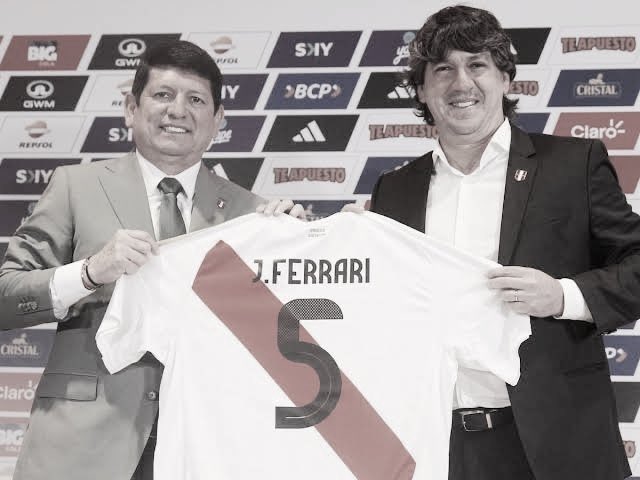 ErrorArbitralTR's tweet photo. Según la prensa, Miguel Rondelli y Pablo Guede serían SANCIONADOS luego de criticar los presuntos favorecimientos arbitrales a favor de Universitario.

No sé por qué no me sorprende 🙃. https://t.co/3X48ZqoMbs