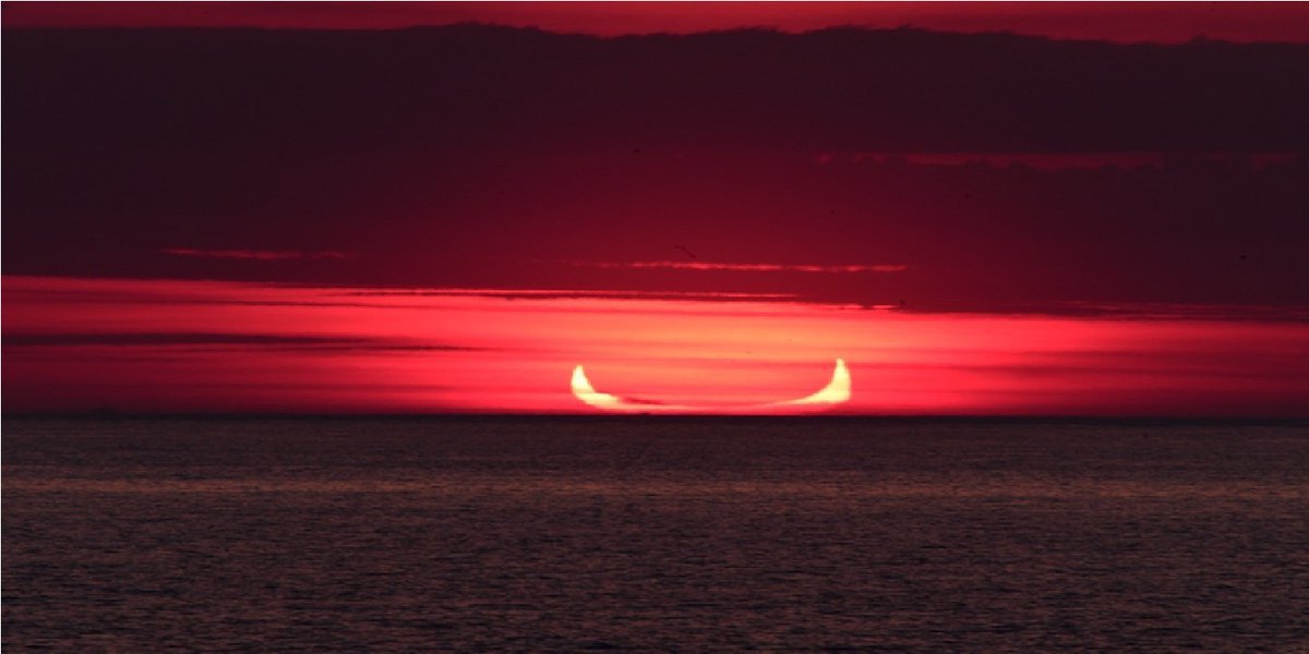 Cosmos_politic's tweet photo. «قرن الشيطان» الذي أخبر الرسول ﷺ بخروجه من نجد... هل يكون سقوط آل سعود عام 2029؟

السلام عليكم إخواني.

أريد اليوم أن أعطيكم تحليلاً بخصوص أحد الأحاديث النبوية التي استذكرتها وأنا أتابع ما يجري بين السعودية واليمن، وكثرة الحديث عن احتمال سقوط آل سعود خلال السنوات المقبلة. وهو حديث «قرن الشيطان» الذي يخرج من نجد، والذي أعتقد أنه من أكثر الأحاديث النبوية التي أسيء فهمها وتفسيرها.

الحديث صحيح وثابت عند أهل السنة والجماعة، وقد رواه الإمام البخاري في صحيحه، الحديث رقم 7094. وبالنظر إلى تاريخ السعودية والحركة الوهابية التي نشأت فيها، فإنني أميل إلى الاعتقاد بأن المقصود بهذا الحديث ربما يكون الحكم السعودي الوهابي نفسه، وأن سقوط آل سعود قد يحدث بحلول عام 2029. وسأشرح لكم لماذا.

روى الإمام البخاري عن عبد الله بن عمر رضي الله عنهما أن النبي ﷺ قال «اللهم بارك لنا في شأمنا، اللهم بارك لنا في يمننا»، فقال الصحابة «وفي نجدنا؟»، فكرر النبي الدعاء للشام واليمن، ولما أعادوا السؤال عن نجد قال «هناك الزلازل والفتن، وبها يطلع قرن الشيطان».

وقد اختلف العلماء في تفسير المنطقة المقصودة بنجد في هذا الحديث، إذ ذهب بعضهم إلى أن المقصود هو العراق وليس نجد الواقعة اليوم في وسط السعودية، واستندوا في تفسيرهم إلى أحاديث أخرى صحيحة أخبر فيها الرسول ﷺ بأن الفتن تأتي من جهة المشرق، ومنها ما رواه مسلم عن ابن عمر أن النبي ﷺ أشار بيده نحو المشرق وقال «الفتنة هاهنا من حيث يطلع قرن الشيطان».

ومن هنا جاء تفسيرهم لنجد بأنها بادية العراق ونواحيها، باعتبار أن العراق يقع في المشرق بالنسبة إلى المدينة المنورة، وأن كلمة نجد في أصل اللغة العربية تعني الأرض المرتفعة، خلافاً للغور الذي يعني الأرض المنخفضة. وهذا هو التفسير الذي ذكره الإمام الخطابي ونقله عنه ابن حجر العسقلاني في فتح الباري.

وأنا شخصياً لا أقتنع بهذا التفسير لعدة أسباب.

أولاً، العراق كان معروفاً باسمه في زمن الرسول ﷺ، وقد ذكره النبي بهذا الاسم صراحة في أحاديث أخرى، ومنها حديث «منعت العراق درهمها وقفيزها» الذي رواه الإمام مسلم. فلماذا نفترض أن الرسول ﷺ قصد العراق عندما ذكر نجد، مع أن الصحابة سألوه عن نجد تحديداً؟

ثانياً، الاستدلال بجهة المشرق لا يحسم المسألة لصالح العراق. فالعراق يقع شمال شرق المدينة المنورة، بينما تقع نجد المعروفة في وسط الجزيرة العربية إلى الشرق منها، والرياض تحديداً تقع شرق المدينة بصورة شبه مباشرة. فإذا كان الحديث يتحدث عن المشرق، فإن الموقع الجغرافي لنجد نفسها يتفق مع هذا الوصف، ولا أجد سبباً جغرافياً مقنعاً لاستبعادها لصالح العراق.

وأعتقد أن بعض العلماء الذين فسروا الحديث بالعراق ربما تأثروا بما وقع فيه من فتن وحروب خلال القرون الإسلامية الأولى، وخصوصاً معارك الجمل وصفين وظهور الخوارج، فربطوا الحديث بتلك الأحداث باعتبارها تحققاً لما أخبر عنه الرسول ﷺ. وقد ورد اسم العراق أيضاً في طرق أخرى للحديث، غير أن ذلك لا يجعل تفسير لفظ «نجدنا» في رواية البخاري بالعراق أمراً محسوماً.

أما سبب اعتقادي بأن الحديث ربما يشير إلى الحكم السعودي الوهابي، فيعود إلى التاريخ نفسه.

ففي القرن الثامن عشر ظهرت الدعوة الوهابية في نجد، ثم تحالفت مع آل سعود عام 1744، ومن هذا التحالف نشأت الدولة السعودية الأولى. وقد ارتبط توسعها العسكري بنشر الدعوة الوهابية، وما صاحب ذلك من حروب وصراعات دينية وتكفير للمخالفين، وامتدت حملاتها إلى مناطق واسعة من الجزيرة العربية وخارجها.

وأنا أعتقد أن هذا التاريخ، وما خلّفه المشروع السعودي الوهابي من خراب داخل العالم الإسلامي، يجعل احتمال ارتباطه بالفتن التي أخبر عنها الرسول ﷺ في نجد احتمالاً يستحق النظر، خصوصاً أن المشروع نشأ في المنطقة نفسها التي ورد اسمها في الحديث.

أما بخصوص عام 2029، فالمملكة العربية السعودية أُعلنت رسمياً في 23 سبتمبر 1932، والمئة سنة الهجرية تعادل نحو 97 سنة ميلادية، أي إن المملكة ستكمل قرناً هجرياً من عمرها في عام 2029 تقريباً.

وأنا لا أستخرج هذه المدة من لفظ «قرن الشيطان» نفسه، وإنما أربط بين عمر المملكة وبين توقعي السياسي بأن الحكم السعودي يقترب من نهايته. وقد قلت مراراً إنني لا أتوقع استمرار النظام السعودي بصيغته الحالية بعد عام 2032، وأصبحت أميل إلى الاعتقاد بأن انهياره ربما يقع قبل ذلك، وتحديداً عام 2029.

فالسعودية اليوم، في تقديري، تواجه أزمة تتجاوز الحرب مع اليمن، وتتعلق بمستقبل النظام السياسي الذي حكم الجزيرة العربية طوال العقود الماضية. وإذا سقط آل سعود، فإن سقوطهم لن يكون مجرد تغيير في الحكم داخل السعودية، وإنما نهاية مشروع سياسي وديني انطلق من نجد قبل نحو ثلاثة قرون، وترك تأثيراً مدمراً في تاريخ العالم الإسلامي.

والله أعلم.