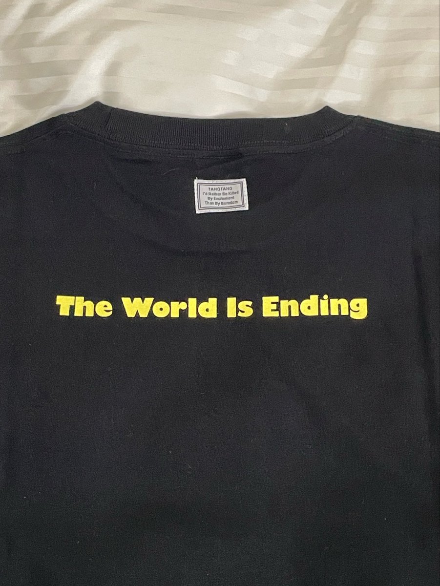 uedamakoto_ek's tweet photo. 井ノ原さんがTシャツをくださった。くれすぎだ。

今回は井ノ原さんと15年ぶり＋50歳記念で、この劇をやれただけでお祭りのはずだった。それが気づけば全員の総練習量が過去一みたいな挑戦感になっている。

苦境は笑顔でないと戦えなく、井ノ原さんがそうだから座組全体そんなふうだ。幕があがる。 https://t.co/JaXwKIWkbX