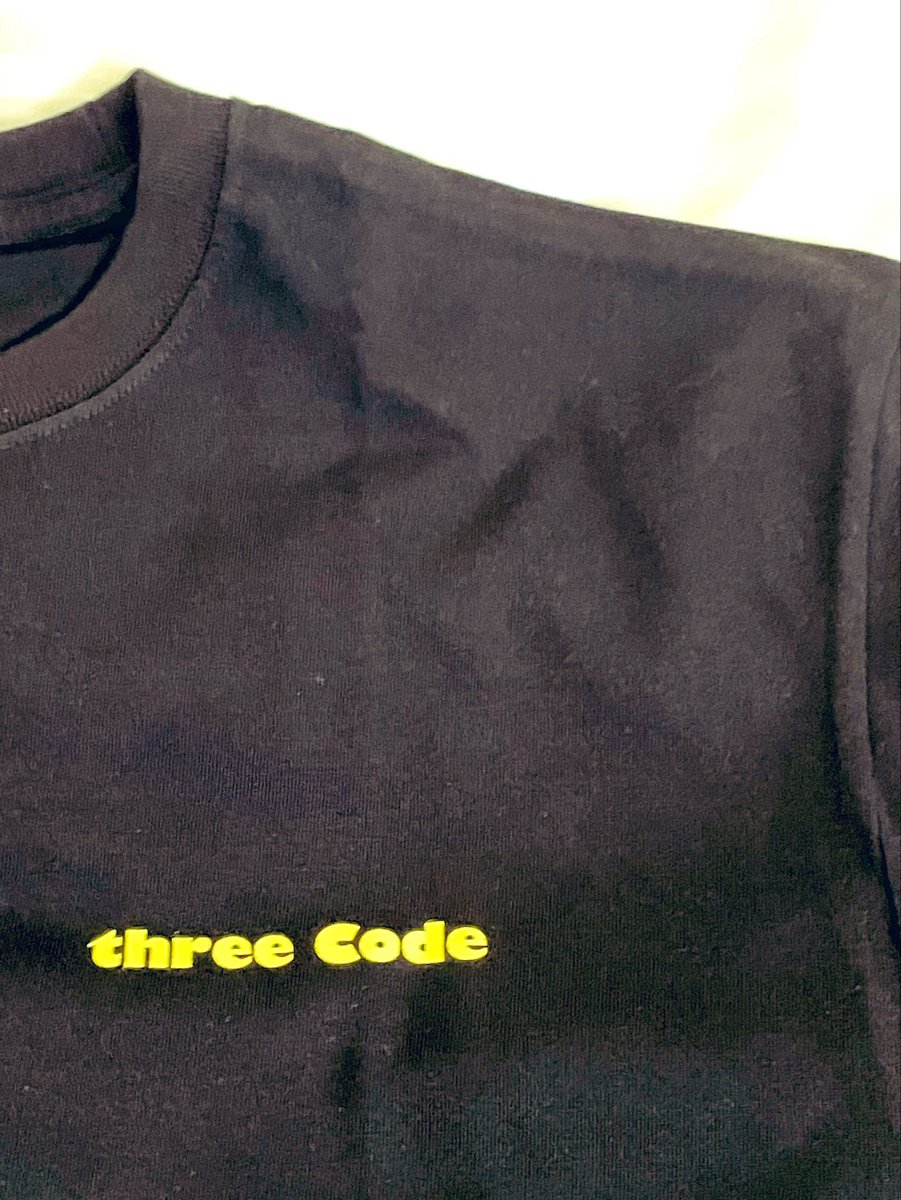 uedamakoto_ek's tweet photo. 井ノ原さんがTシャツをくださった。くれすぎだ。

今回は井ノ原さんと15年ぶり＋50歳記念で、この劇をやれただけでお祭りのはずだった。それが気づけば全員の総練習量が過去一みたいな挑戦感になっている。

苦境は笑顔でないと戦えなく、井ノ原さんがそうだから座組全体そんなふうだ。幕があがる。 https://t.co/JaXwKIWkbX