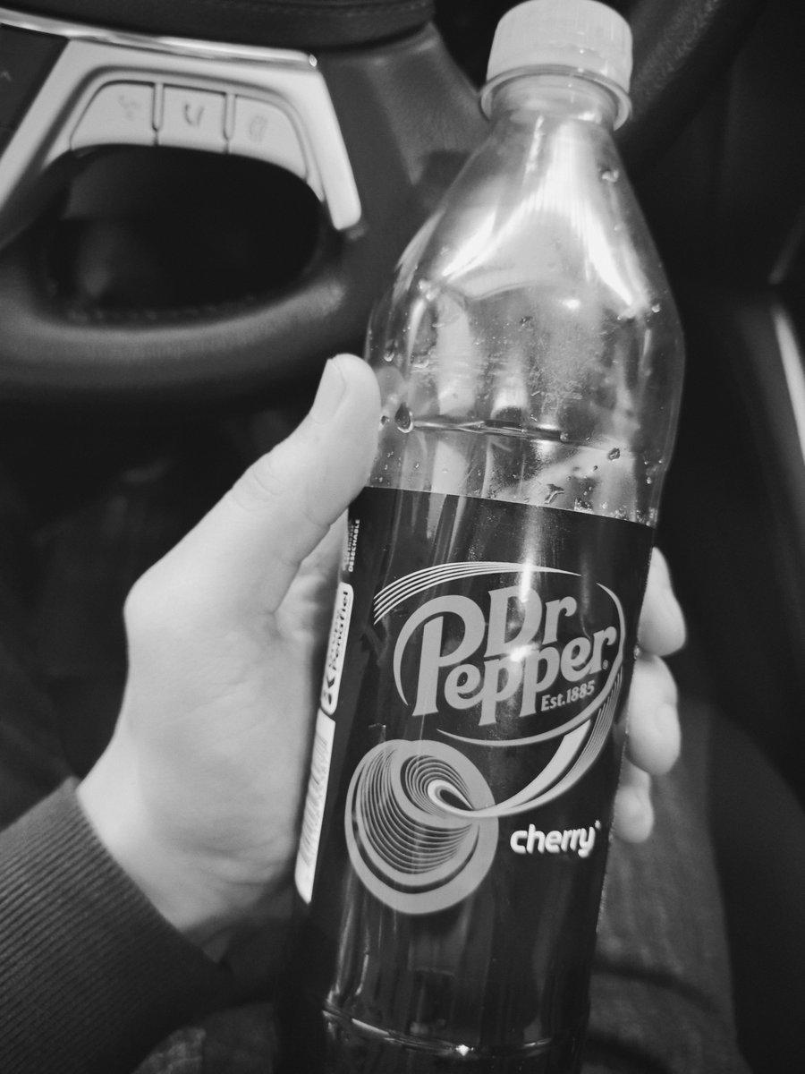 Gatoojonowo's tweet photo. Dr. Pepper cherry, muy poco noir de mi parte https://t.co/JIGXKlEsET