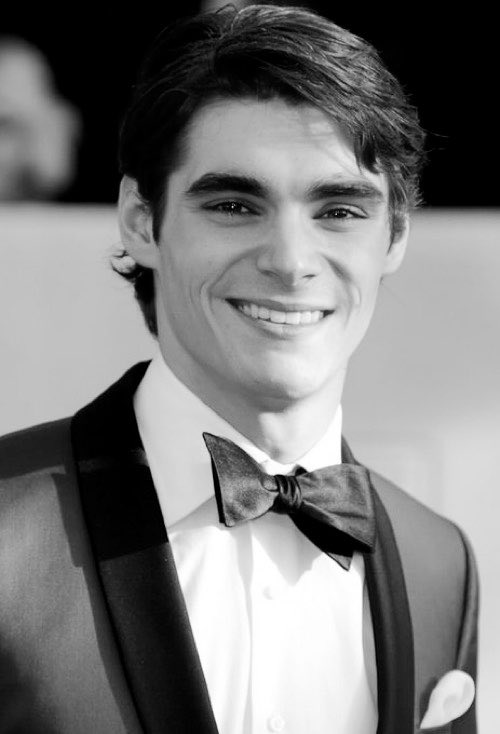 choquei's tweet photo. 🚨URGENTE: RJ Mitte, conhecido por sua interpretação de Walter White, Jr. em Breaking Bad, faleceu aos 34 anos. https://t.co/YyX5zcmSr4