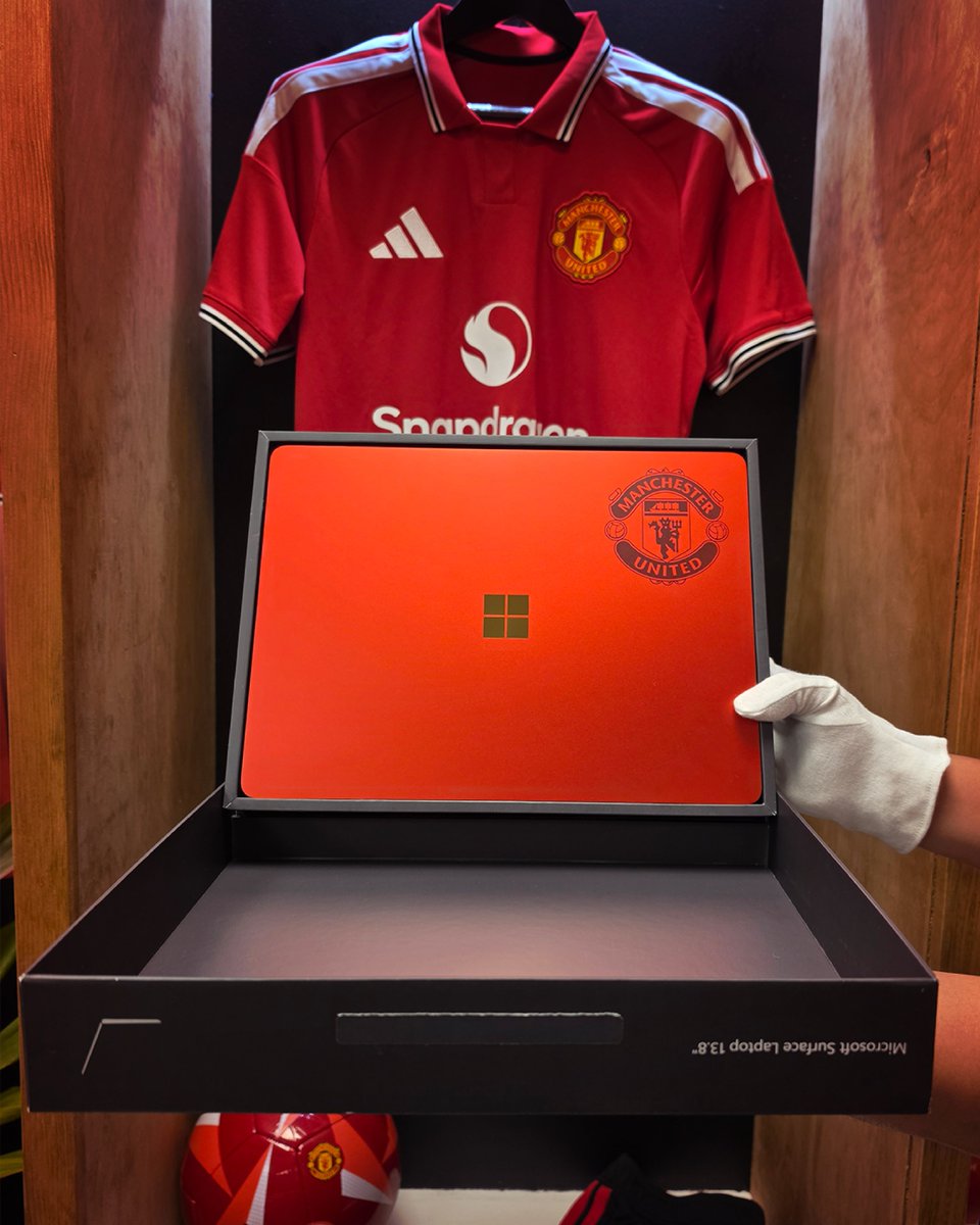 Snapdragon's tweet photo. Name a better duo than you and a free @ManUtd  laptop powered by Snapdragon.

Enter for a chance to win an exclusive Microsoft @surface HERE: https://t.co/gcDZdN9V5O https://t.co/KlXnahU7F1