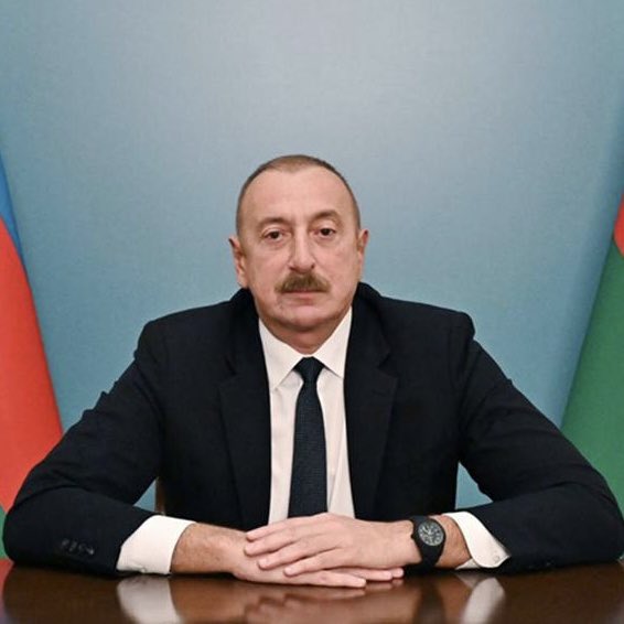 gizliservis06's tweet photo. Cumhurbaşkanı Başdanışmanı Oktay Saral'dan Azerbaycan tepkisi:

"Azerbaycan’da başörtülü öğrencilerin eğitim hakkının engellenmesi kabul edilemez!

İnancı gereği başını örten bir öğrenciyi okul kapısında bırakmak, hangi vicdana, hangi adalete sığar? 

Başörtüsü engel değil, inancın gereğidir! Eğitim hakkı hiçbir ideolojik dayatmaya kurban edilemez!

Azerbaycan’ın bu yanlıştan bir an önce dönmesini bekliyoruz. Gençlerin geleceğine engel koymak değil, önlerini açmak gerekir."