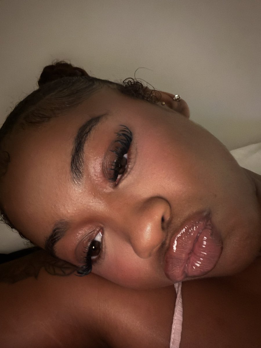 mybratdiary's tweet photo. gimme a kiss 💋 https://t.co/X0W2rMjPum