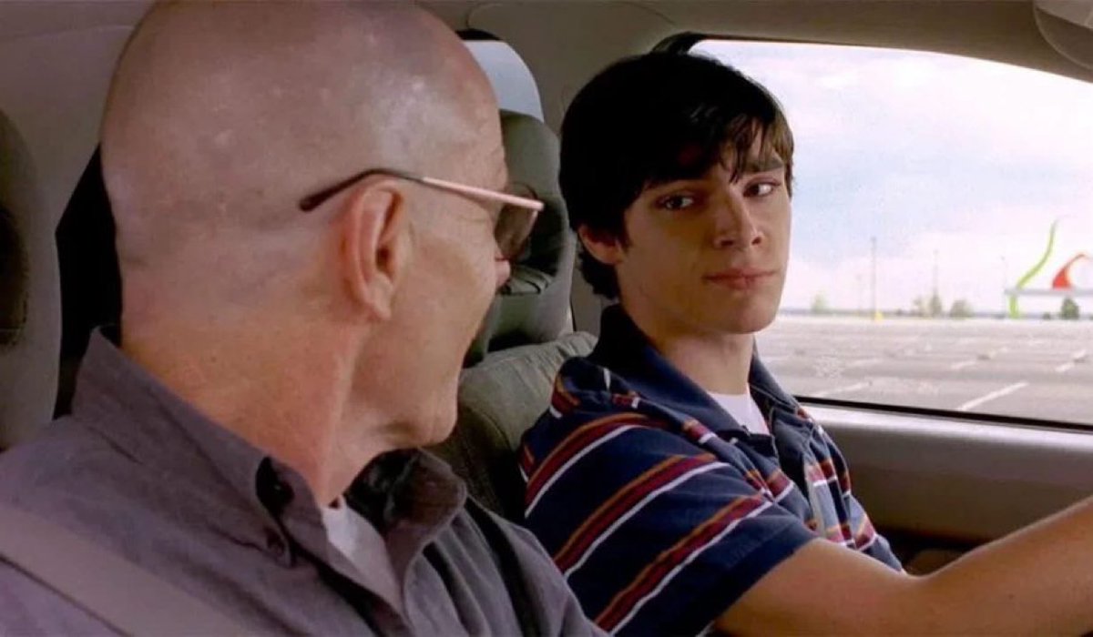 josuealeexis's tweet photo. 🔴🕊️Fallece a los 34 años R. J. Mitte, actor de Breaking Bad

🎭 El actor, filántropo y activista por los derechos de las personas con discapacidad R. J. Mitte, mundialmente conocido por interpretar a Walter White Jr. en la exitosa serie Breaking Bad, falleció a la edad de 34 años. 

De acuerdo con informes del medio TMZ (@TMZ), el deceso habría ocurrido a consecuencia de un suicidio; a lo largo de su trayectoria, Mitte también formó parte de producciones como The Recall, Triumph, The Guardians of Justice y la película mexicana Tiempo Compartido.

📸 @TNTLA 
#QEPD #Viral #RJMitte  https://t.co/PUfbsVKOL0